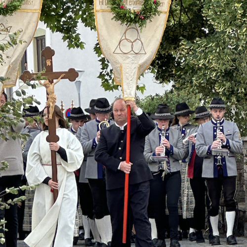 Einzug in die Kirche zum Abschluss