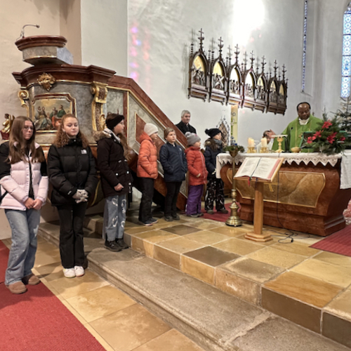 Firmlinge u. Erstkommunionkinder feiern gemeinsam Hl. Messe